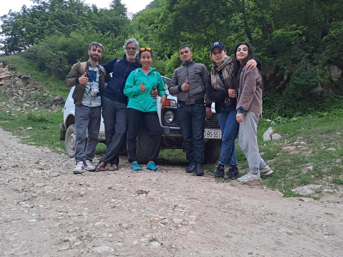 Xinaliq Khinalig Izzet'S Riverside Home Stay Bagian luar foto
