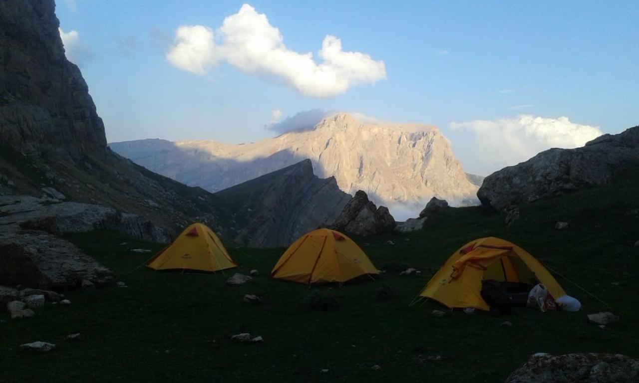 Xinaliq Khinalig Izzet'S Riverside Home Stay Bagian luar foto
