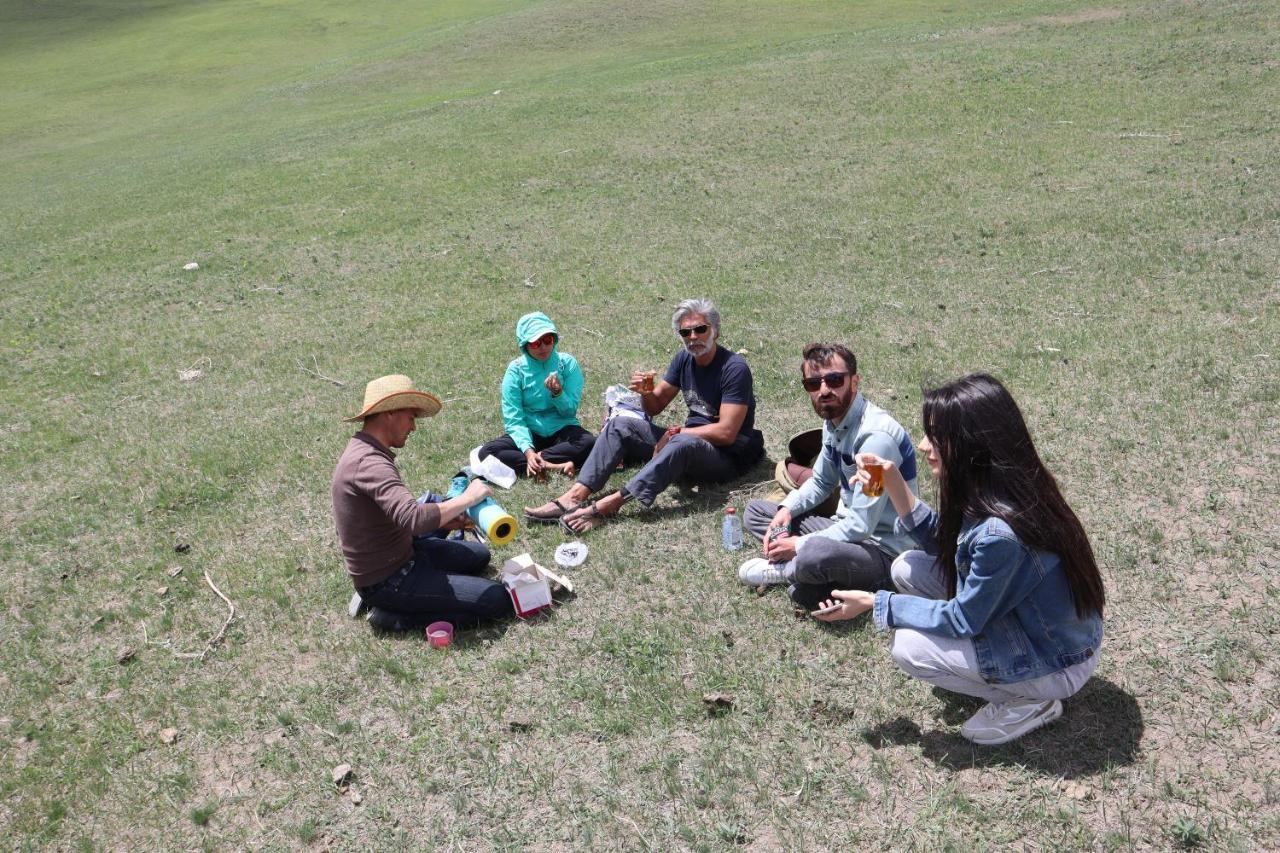 Xinaliq Khinalig Izzet'S Riverside Home Stay Bagian luar foto