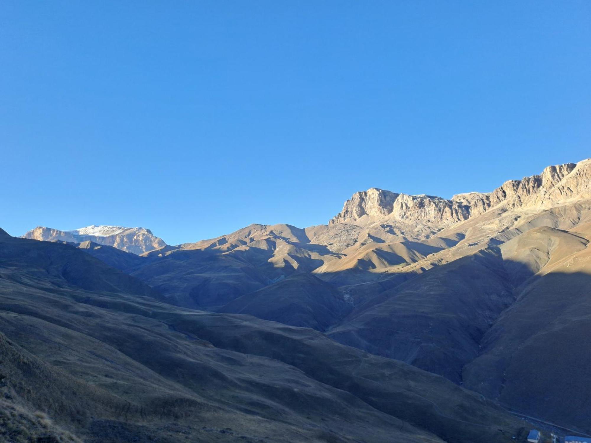 Xinaliq Khinalig Izzet'S Riverside Home Stay Bagian luar foto