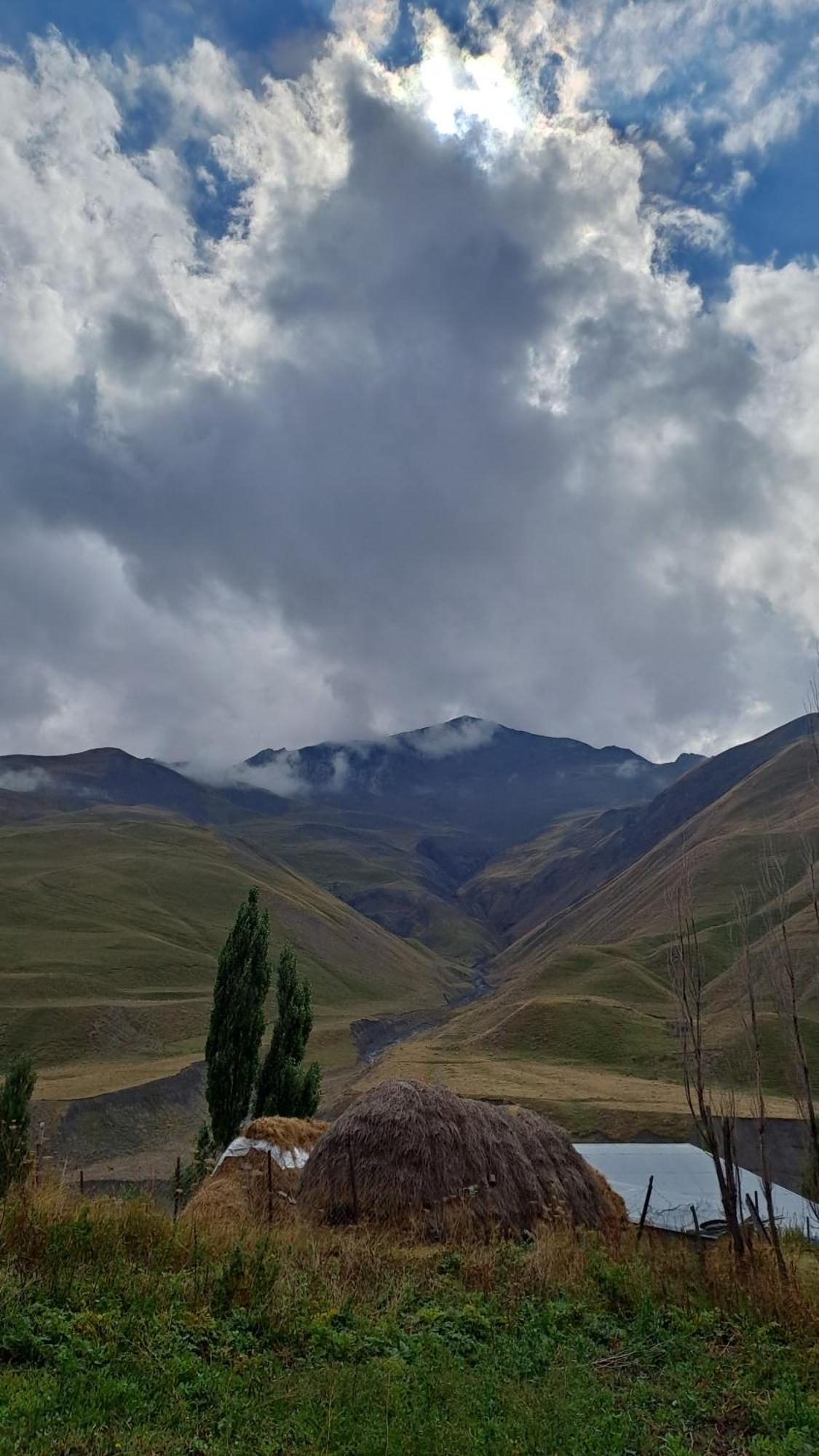 Xinaliq Khinalig Izzet'S Riverside Home Stay Bagian luar foto