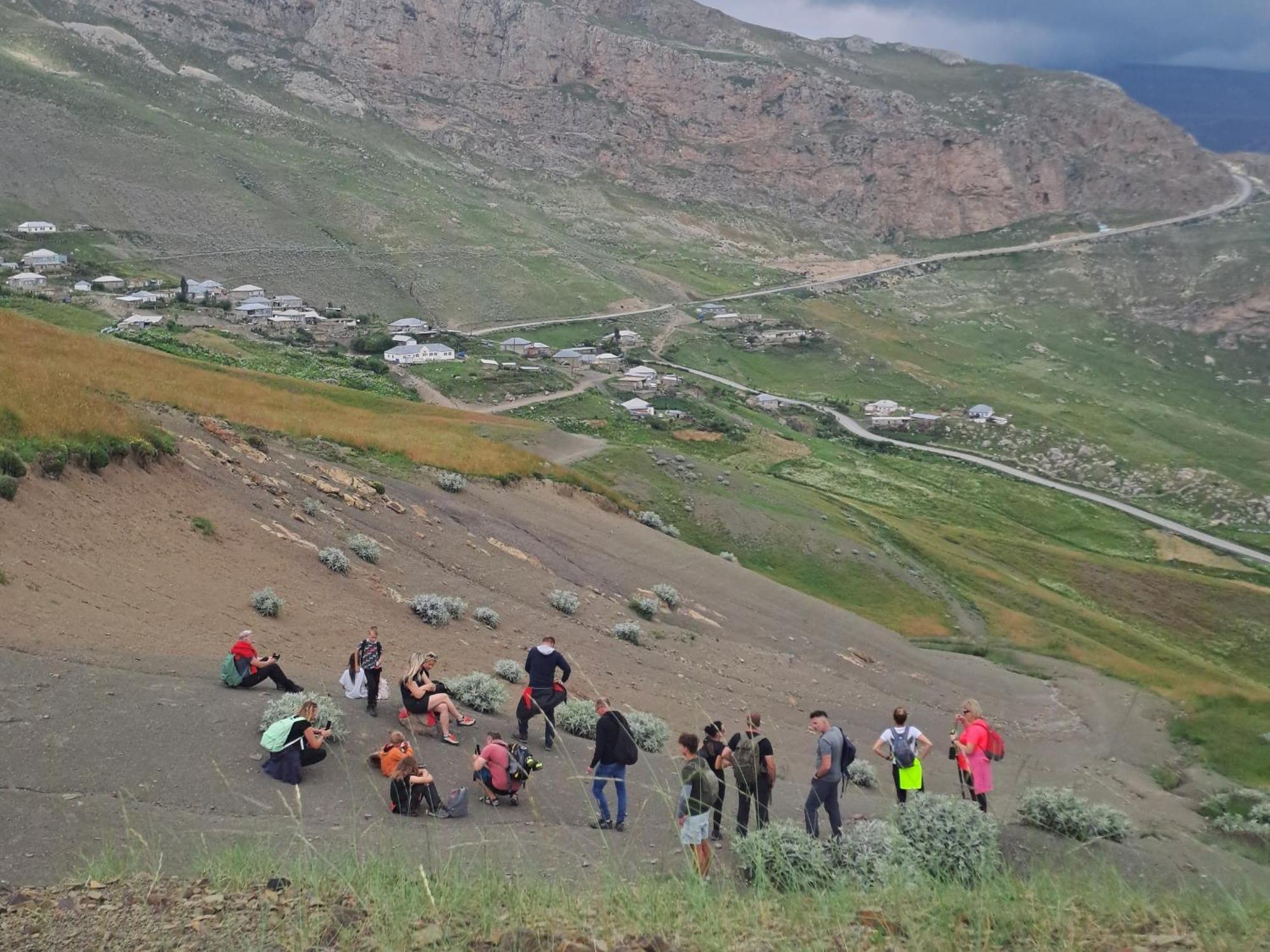 Xinaliq Khinalig Izzet'S Riverside Home Stay Bagian luar foto