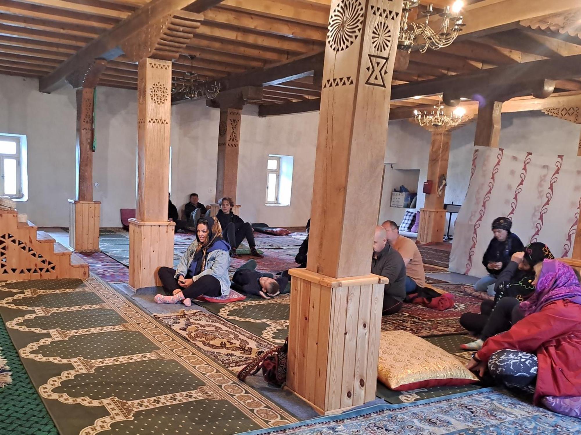Xinaliq Khinalig Izzet'S Riverside Home Stay Bagian luar foto